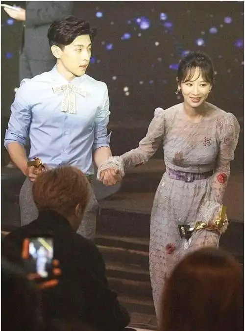 邓伦杨紫公布恋情?亲密情侣装被公开,粉丝:终于开始撒糖了