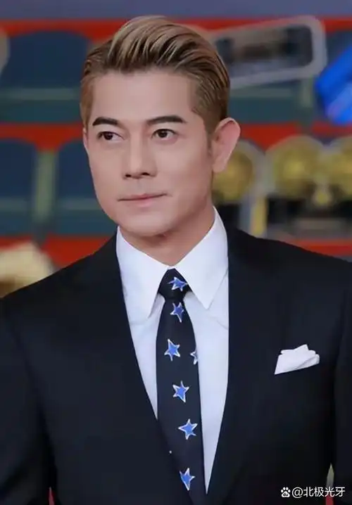 郭富城现身澳门论坛活动,西装大背头亮相的他风采不减当年,让我们一睹