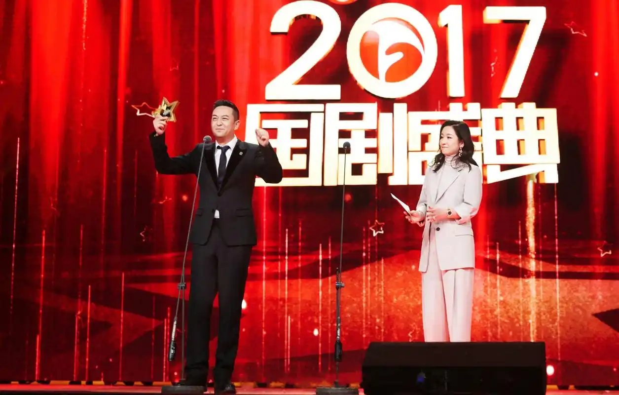 星聚新年 跨年有礼#今晚安徽卫视国剧盛典张嘉译再夺视帝,获封"年度