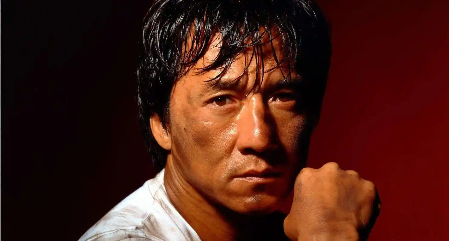 网曝成龙未整容前旧照,单眼皮被导演嫌太丑,一双眼拯救一张脸