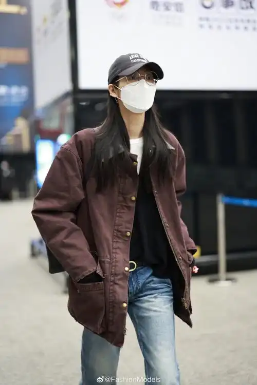 结束休假的表姐#刘雯#深夜现身机场,酒红色工装外套搭配圆框眼镜,硫化