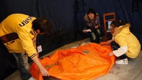 美女何必进棺材体验生命价值?