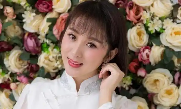 在艺术的殿堂里,云飞遇到了同样热爱音乐的郭津彤,两人相爱并走进了