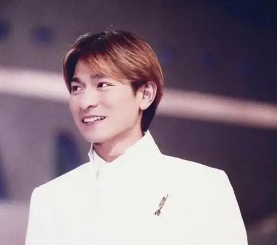 这个庆典不仅展现了刘德华的魅力和感召力,也彰显了他在娱乐圈的地位