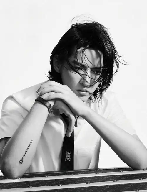 吴亦凡杂志#louisvuitton"我心中有灼热火焰"时尚芭莎黑白湿发大片