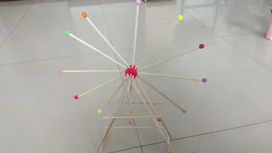 东湖一中和谐年部"变废为宝"创意手工作品展