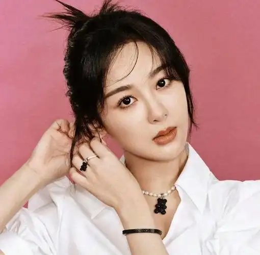 杨紫自从换了一个新的经纪人之后,时尚资源方面就好了起来,这段时间她