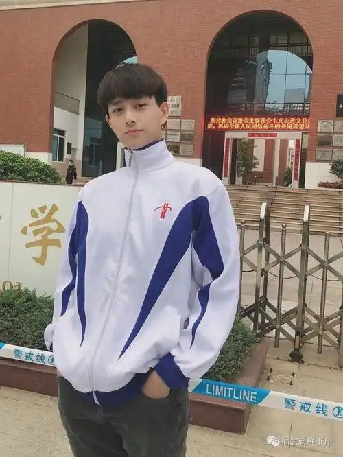 广州帅哥老师火了后重庆涪陵五中17岁高三男生因长太帅又火了
