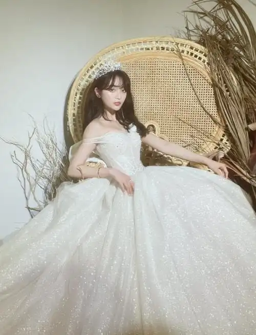 都说吴宣仪的身材全靠p图?当她穿上婚纱后,这腰怕是队里最细的