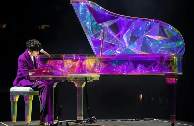 林俊杰首办香港户外演唱会,献唱张国荣经典,网红现场闹事被带走_观众