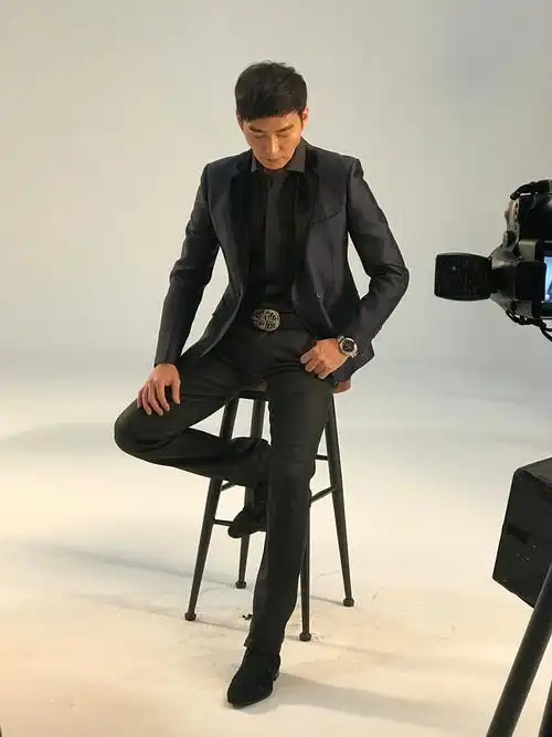 影视人物焦恩俊带您试穿zheng1904西装