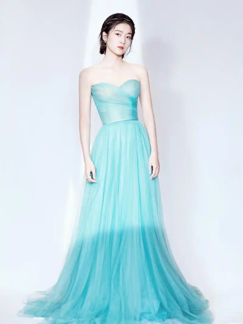 张雪迎衣品开挂,两度挑战抹胸裙,一个是小仙女,一个是朋克风!