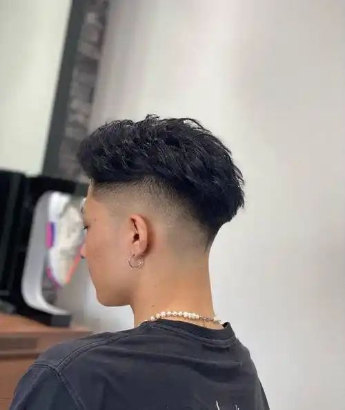 两侧铲短男士发型适合所有人,头发花白大叔剪完不一样,不信你看_时尚