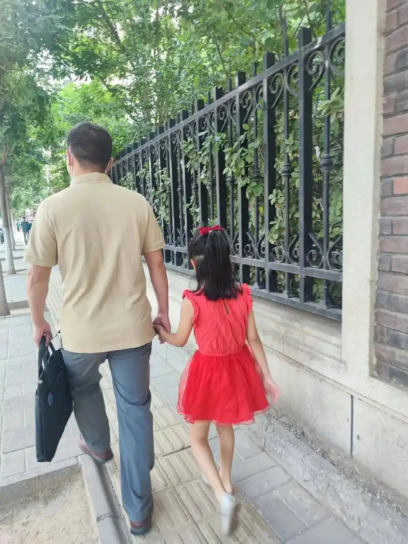 永远窝在爸爸怀里的妹妹. 老师问,在哪里上 - 抖音