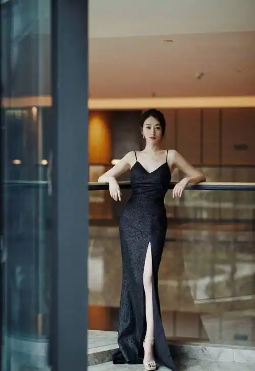 李小冉写真美照,身穿黑色吊带高开叉裙,肌肤白嫩,修长美腿吸睛-爱读书