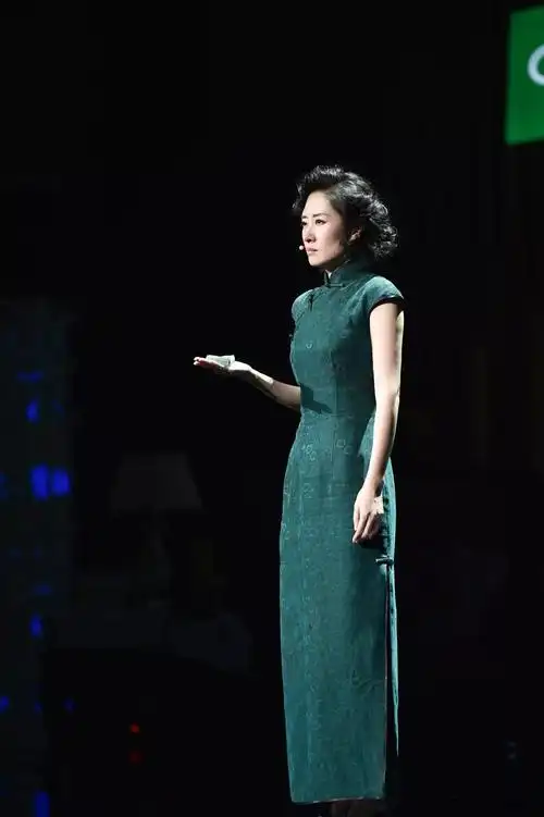 刘敏涛中年叛逆,穿旗袍剪短发优雅大气,43岁美得刚刚好!