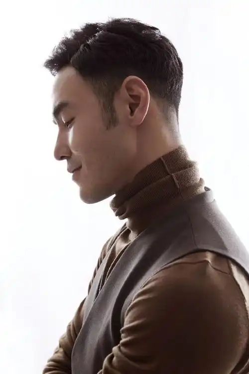 简介:阮经天马甲西装优雅绅士写真图片,分享一组阮经天图片给大家,图