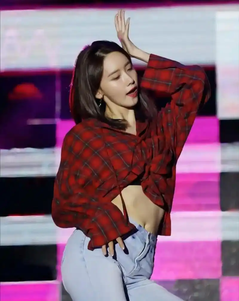 羡慕看过这套舞台的人,这不得当场被帅晕#林允儿 @抖音小助手 - 抖音