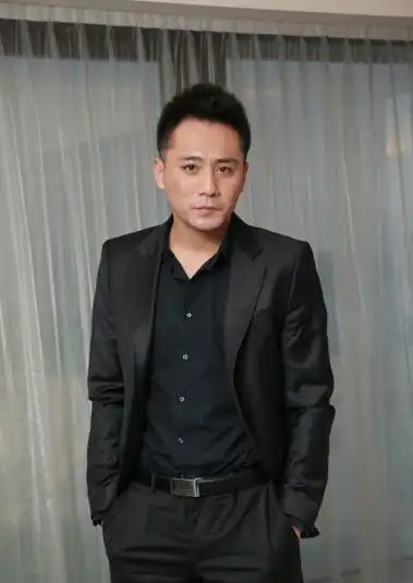 这些年忙着上综艺录节目的刘烨已经很久没有新作品产出了,年纪轻轻就