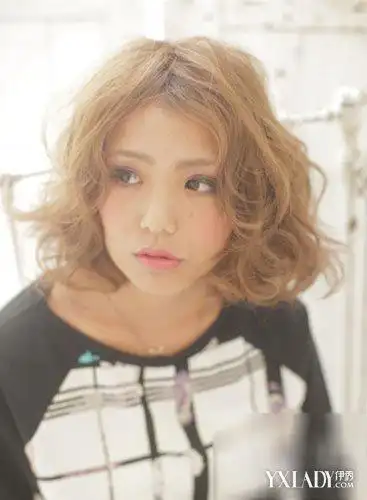 女生电发发型蓬松设计显个性