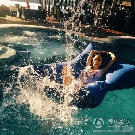 张俪穿比基尼趟沙滩上晒太阳举水瓶甜笑