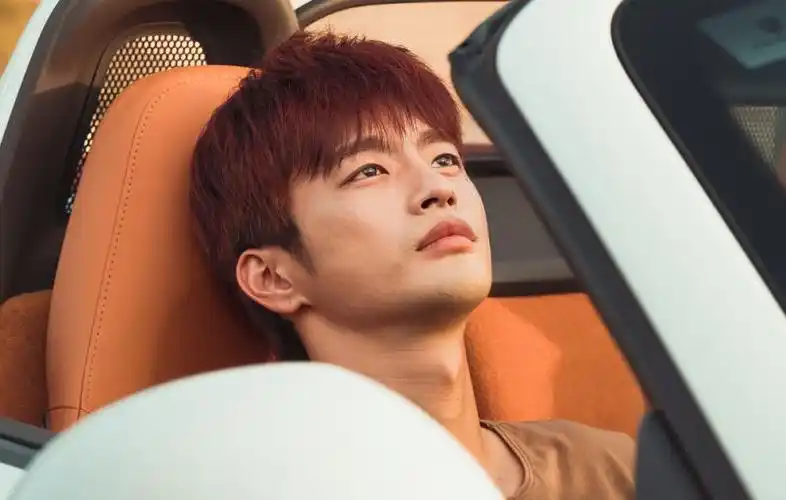 在《星星》里面徐仁国饰演的金武英,第一眼你会觉得他是个"坏人".