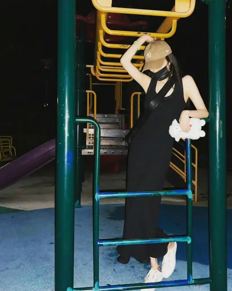 杨幂工作室更新生活照 黑色鱼尾裙好美 凸显身材,又美又可爱