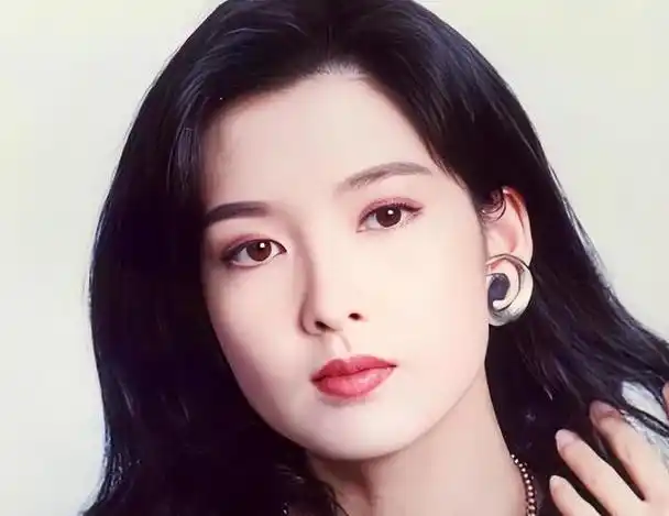 56岁的周慧敏,就这样改写了她的结局,网友:其实真正傻的是我们