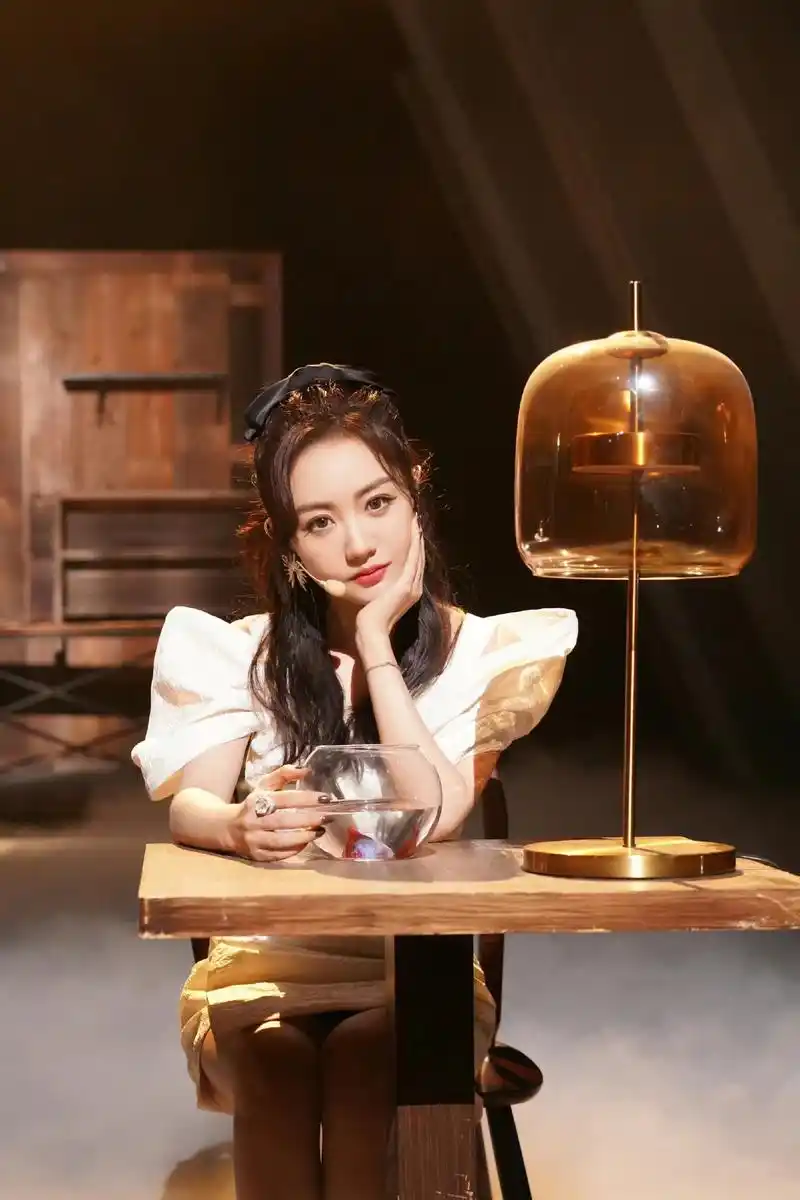 《明星大侦探8》杨蓉登台表演,穿一条小白裙,清新优雅又减龄!