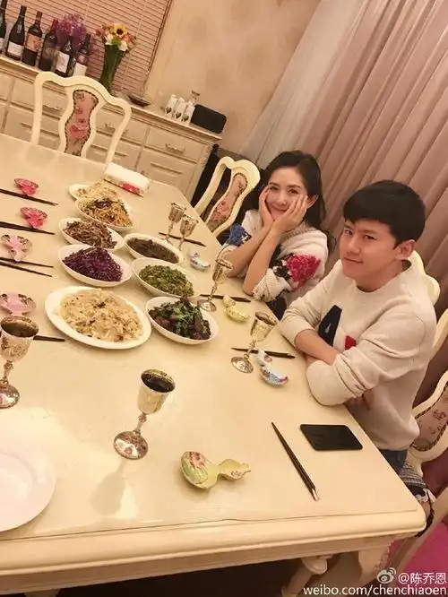 张杰谢娜坐在餐桌旁自拍.jpg