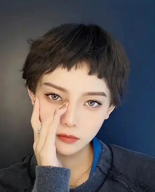 裁剪为超短碎发,微烫一下增加复古的气息#今日发型  #女生短发发型