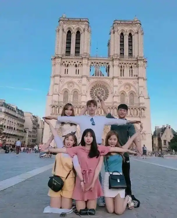 笑死了,我们老师让我们拍小组的照片上网上查一查6人拍照的姿势 - 抖