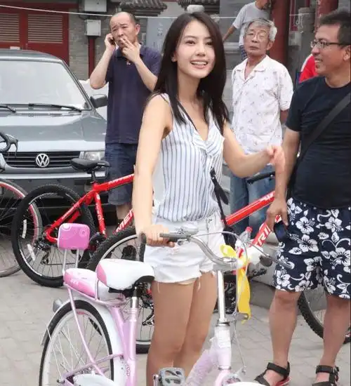 "夜明珠"的牛仔短裤搭配无袖衬衣,高圆圆变身粉红女郎!