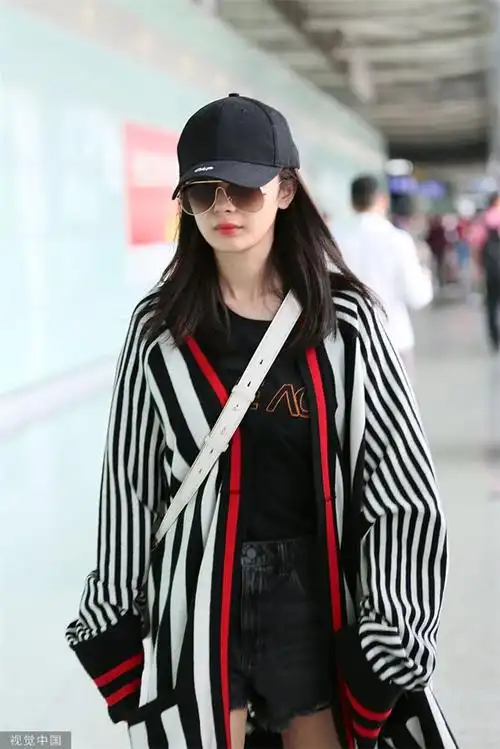 杨幂穿条纹针织衫