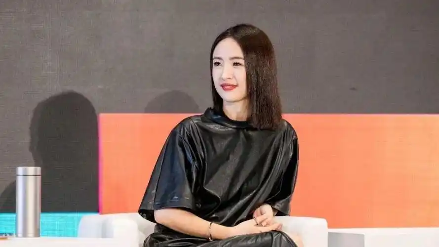 林依晨曾尝试过短发造型,不过齐刘海搭配内扣卷的短发似乎"封印"了她