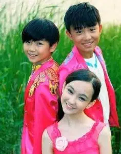 黄誉博与郑伟,香奈儿代言"宝乐多"