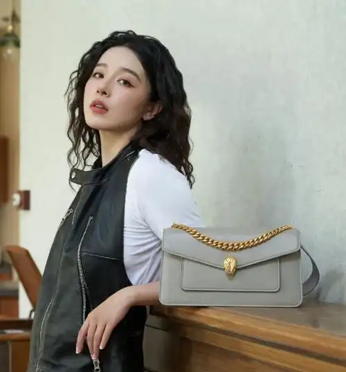 阚清子中长卷发造型 蓬松羊毛卷美到爆炸_明星发型 - 美发站