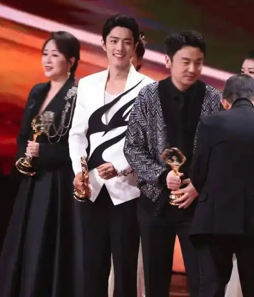 朱一龙与杨紫耀眼巅峰,杨幂以公益之光获奖_明星_年度_肖战
