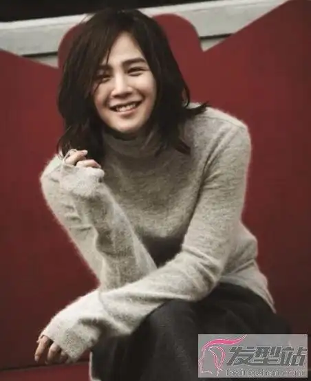 男生齐肩发型同样是一款齐肩发型,偏分设计打造出精致小脸,斜分的刘海