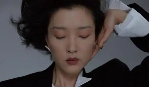 刘雯杜鹃玩转"炸毛"造型,一个man到爆,一个冷艳十足