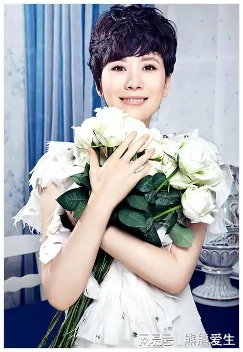 海清素颜回老家亲友聚首网友惊叹她成熟魅力