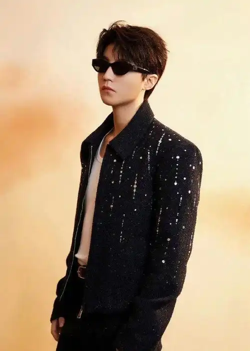 王俊凯 黑色亮钻套装 墨镜 摩登时尚帅气十足