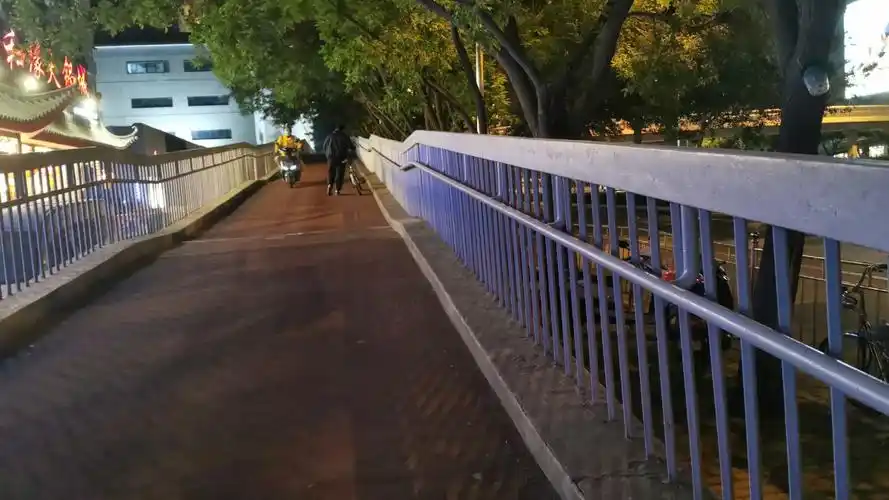 电动车违规骑上天桥真不少外卖小哥推着太沉