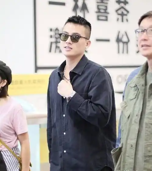 欧豪活力现身演绎痞帅青年,单手插兜大步前行酷似大佬_牛仔_感觉_瞬间