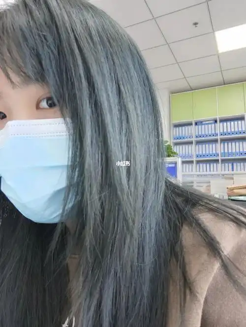 慢慢的头发就有点发绿色,但是我觉得还挺好看,#蓝黑色  #发色