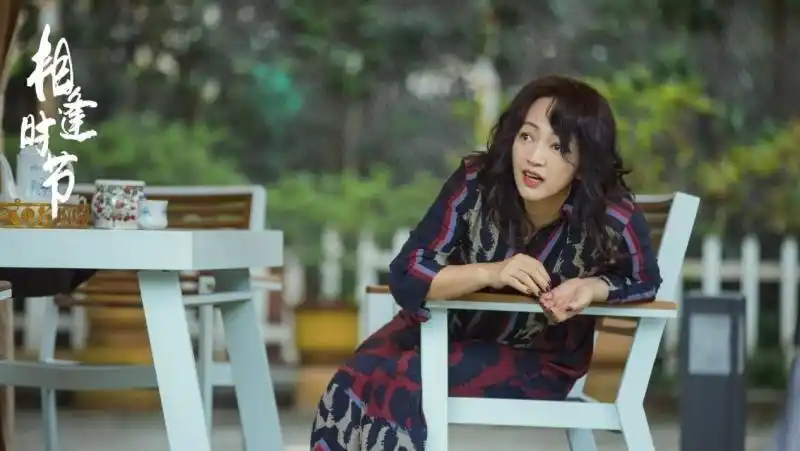 剧中的中年简敏敏,聒噪,浮夸,外强中干,见风使舵,虽然罗海琼以喜剧性