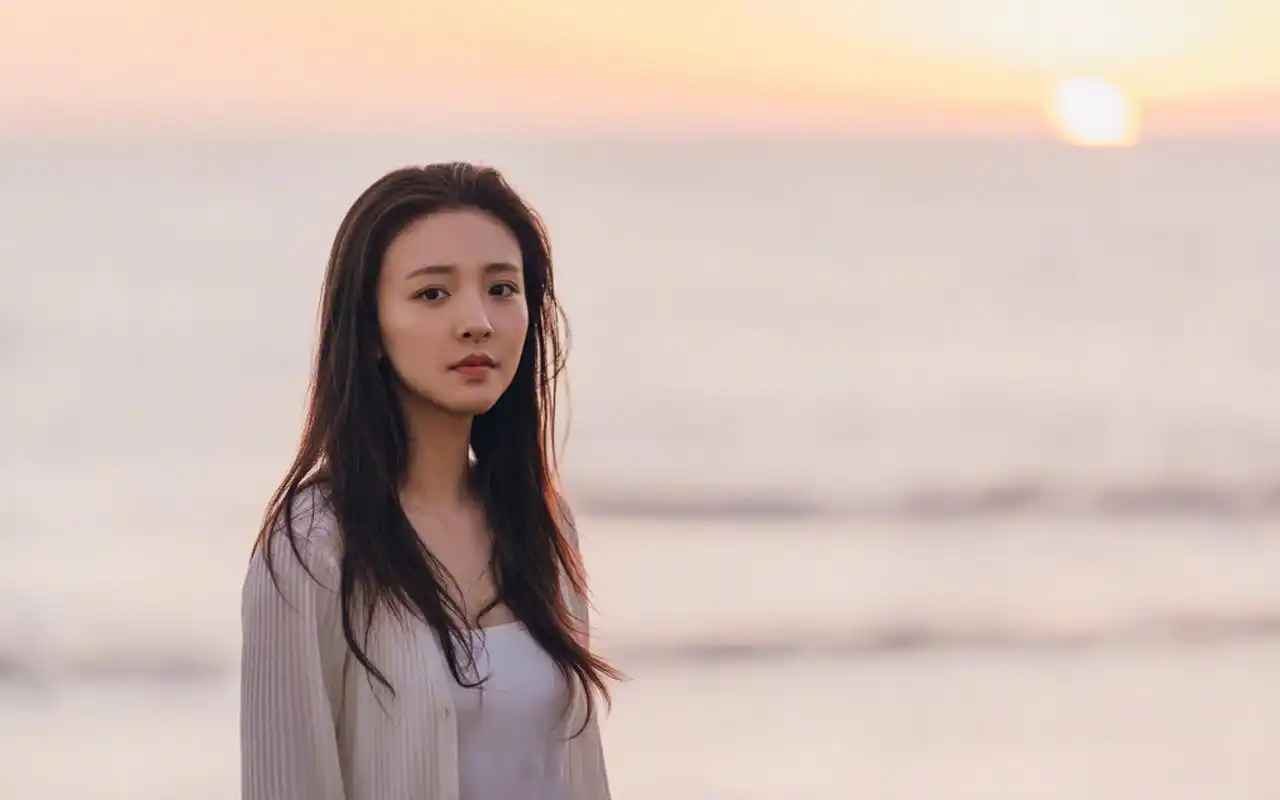 吴倩最新清新自然街拍图片桌面壁纸