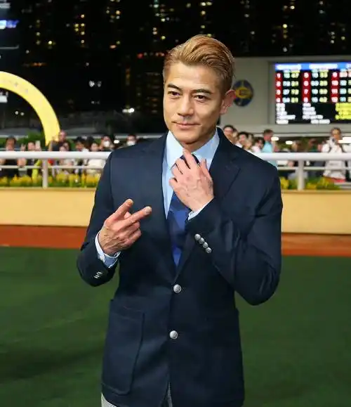 郭富城方媛牵手看马赛激动相拥,却被网友吐槽太假!_天王_状态_感觉