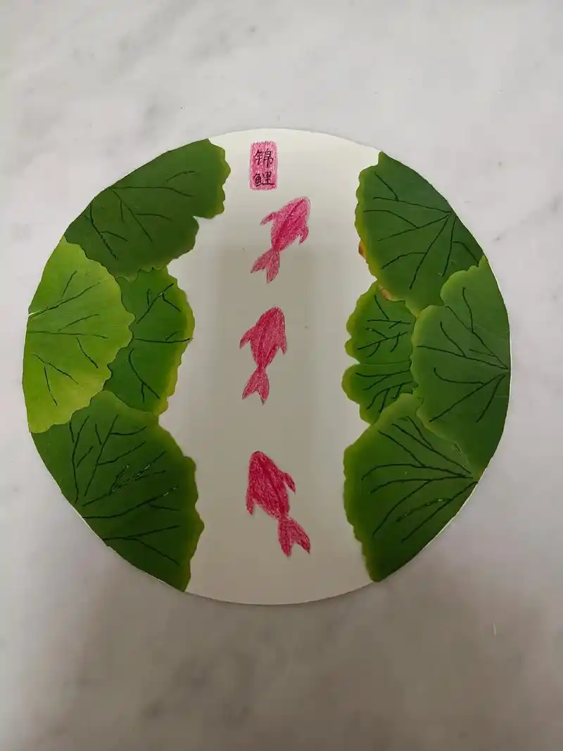 鱼戏莲叶间出去做核酸捡回来的银杏叶做手工锦鲤