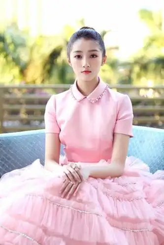 21岁的关晓彤终于穿对了衣服,但碰上26岁的娜扎还是输了